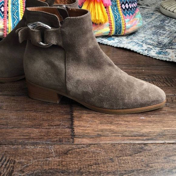 E U C! Aquatalia Faria Taupe Suede Weatherproof Ankle Bootie S : 6 BARELY WORN - Picture 9 of 14